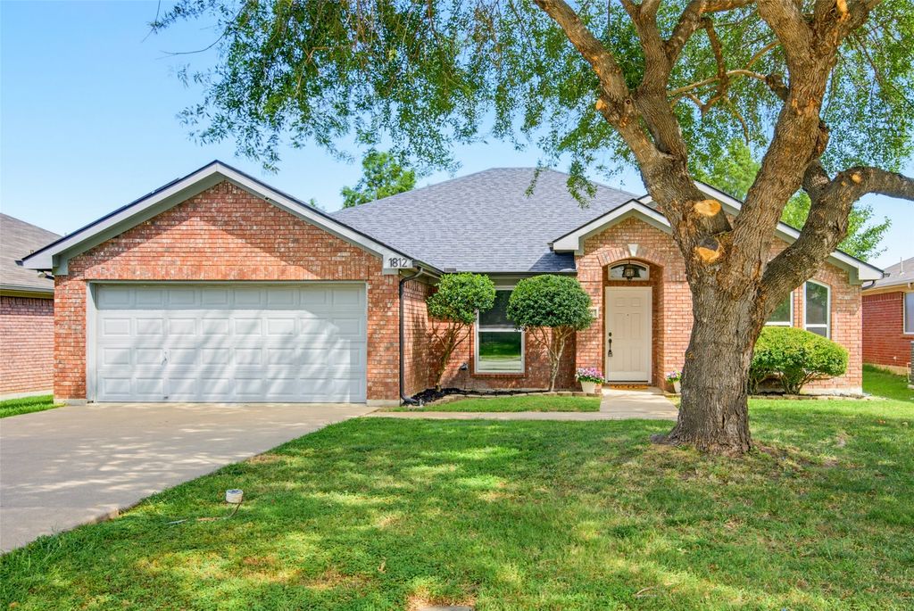 1812 Saint Nevis Drive, Mansfield, TX 76063