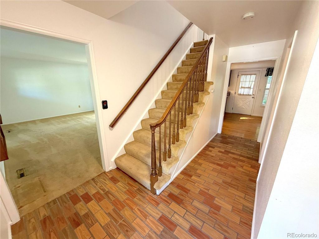 Image 4 of property listing at 9114 W Progress Avenue, Littleton, CO 80123