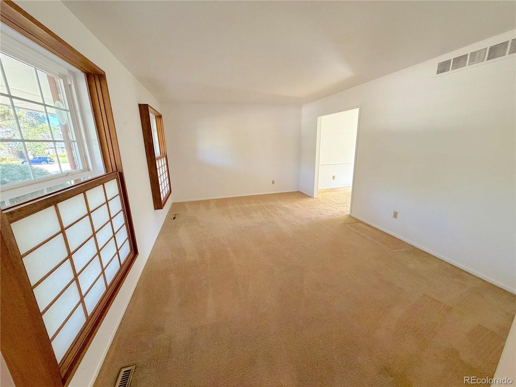 Image 5 of property listing at 9114 W Progress Avenue, Littleton, CO 80123