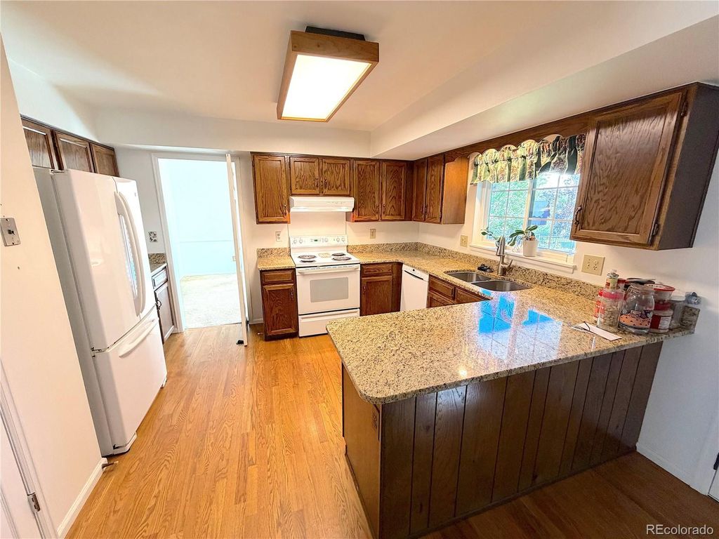 Image 7 of property listing at 9114 W Progress Avenue, Littleton, CO 80123