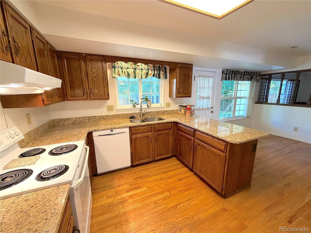 Image 9 of property listing at 9114 W Progress Avenue, Littleton, CO 80123