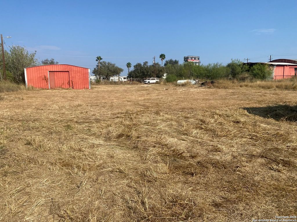 15650 interstate highway 35, Dilley, TX 78017