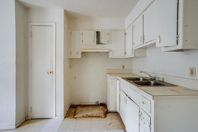 2319 S Saint Clair Ave, Wichita, KS 67213