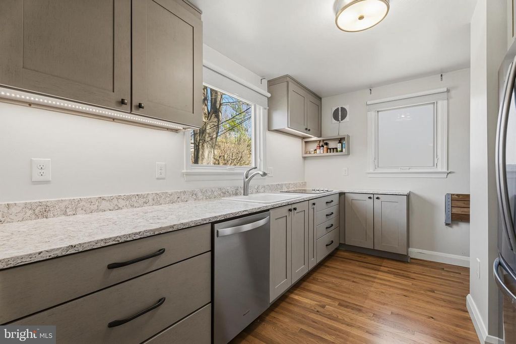 Image 11 of property listing at 304 BROOK RD, Baltimore, MD 21286