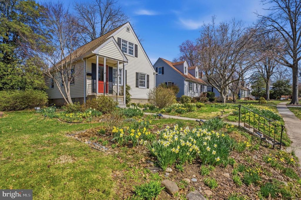 Image 3 of property listing at 304 BROOK RD, Baltimore, MD 21286