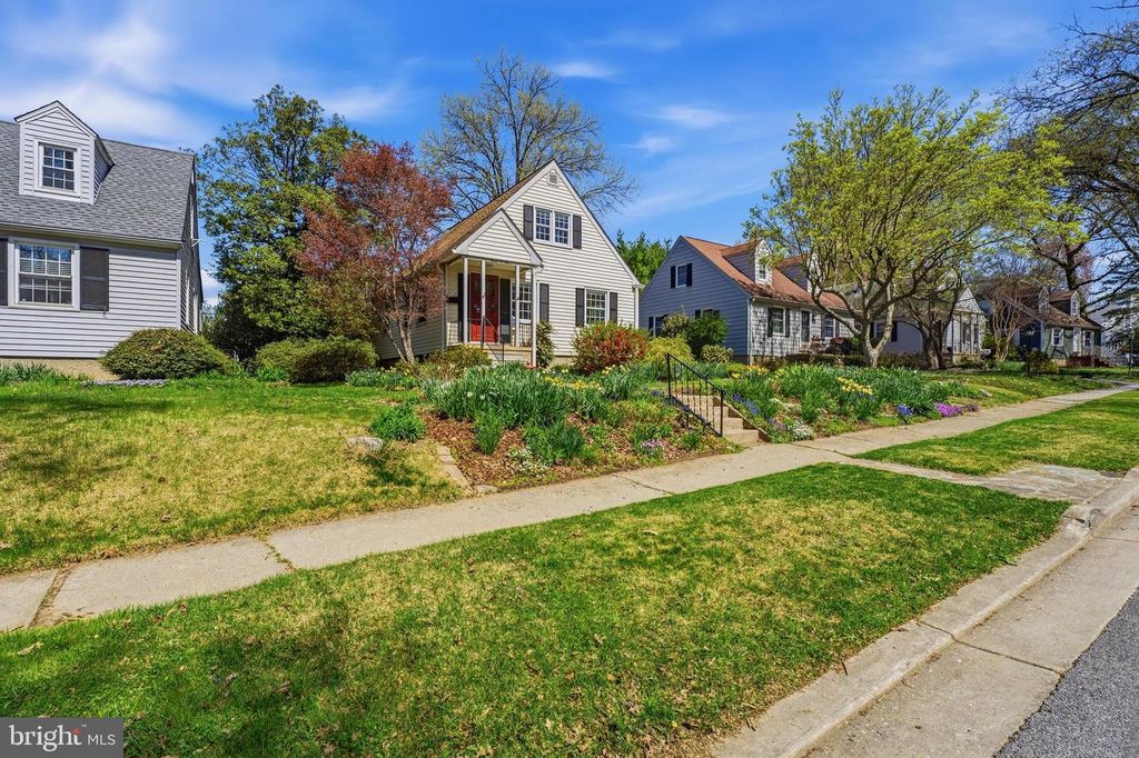 Image 4 of property listing at 304 BROOK RD, Baltimore, MD 21286