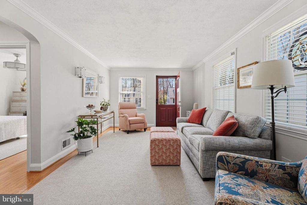 Image 6 of property listing at 304 BROOK RD, Baltimore, MD 21286