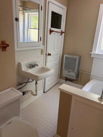 W58N421 Hilbert AVENUE, Cedarburg, WI 53012