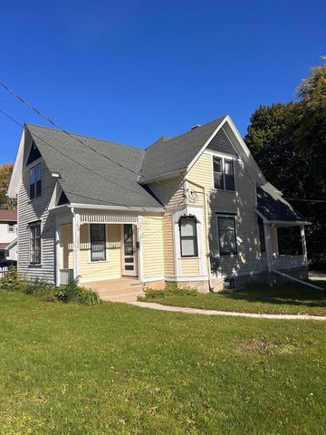 W58N421 Hilbert AVENUE, Cedarburg, WI 53012