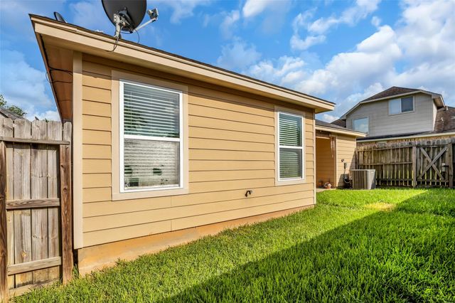 106 Harbour Town Way, Conroe, TX 77356
