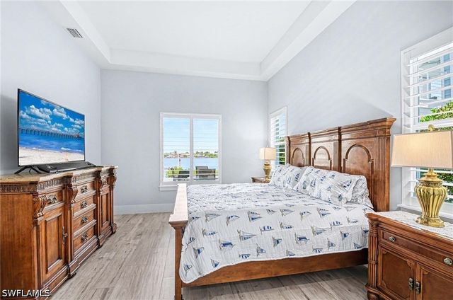 62 Dolphin CIR, Naples, FL 34113