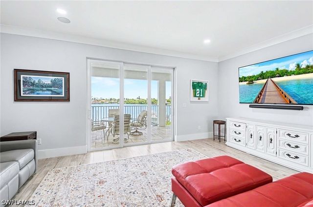 62 Dolphin CIR, Naples, FL 34113