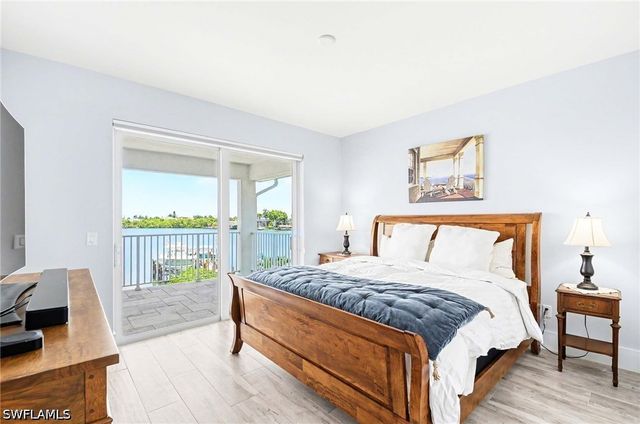 62 Dolphin CIR, Naples, FL 34113