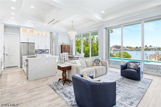 62 Dolphin CIR, Naples, FL 34113