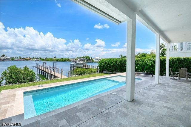 62 Dolphin CIR, Naples, FL 34113