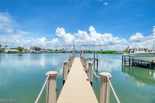 62 Dolphin CIR, Naples, FL 34113