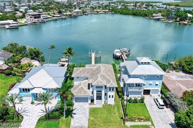 62 Dolphin CIR, Naples, FL 34113