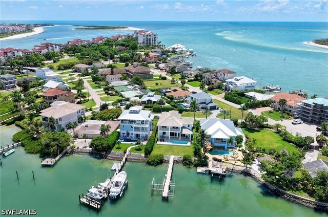 62 Dolphin CIR, Naples, FL 34113