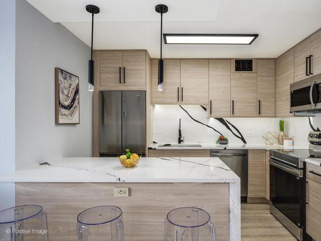 6157 N Sheridan Road 9J, Chicago, IL 60660