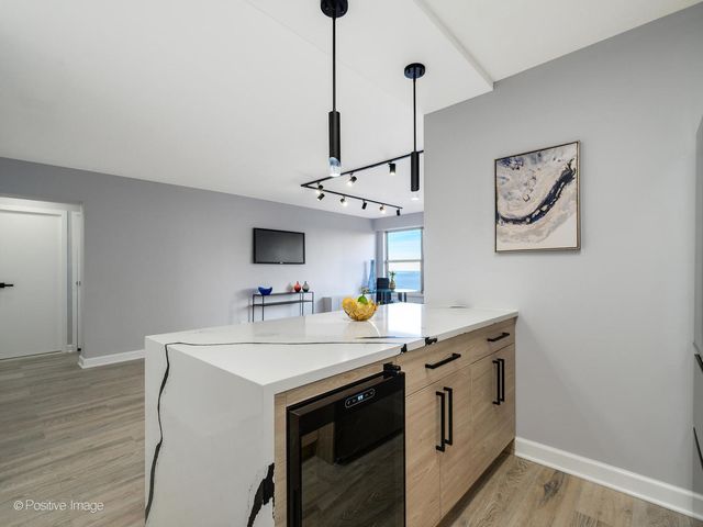 6157 N Sheridan Road 9J, Chicago, IL 60660