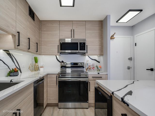 6157 N Sheridan Road 9J, Chicago, IL 60660