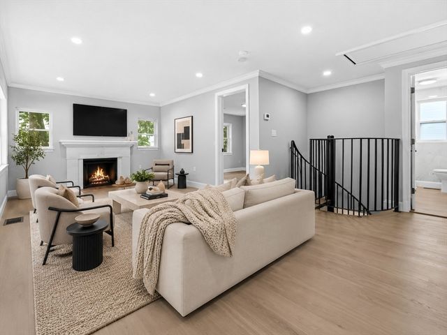 9 Walden Pond Ave, Saugus, MA 01906