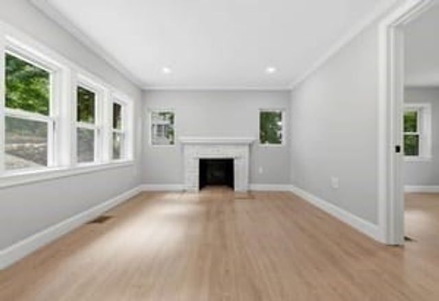 9 Walden Pond Ave, Saugus, MA 01906