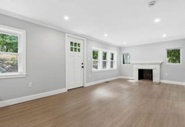 9 Walden Pond Ave, Saugus, MA 01906