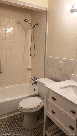 138 W Strathmore Avenue, Pontiac, MI 48340