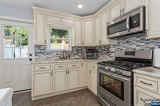 409 Farnham Avenue, Lodi, NJ 07644