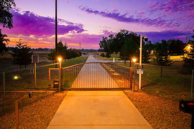 22890 Blue Jay Lane, Anderson, CA 96007