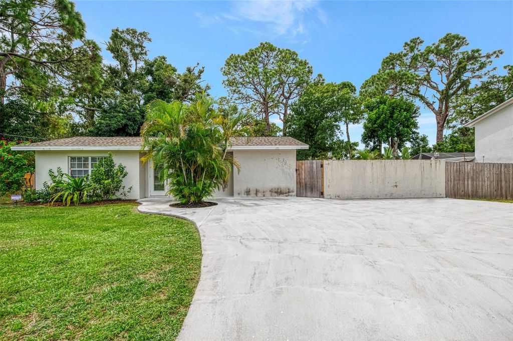 2136 BRUECKNER DRIVE, Sarasota, FL 34231