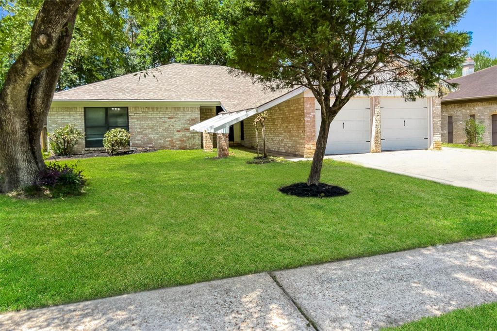 16259 Hollow Wood Drive, Houston, TX 77090