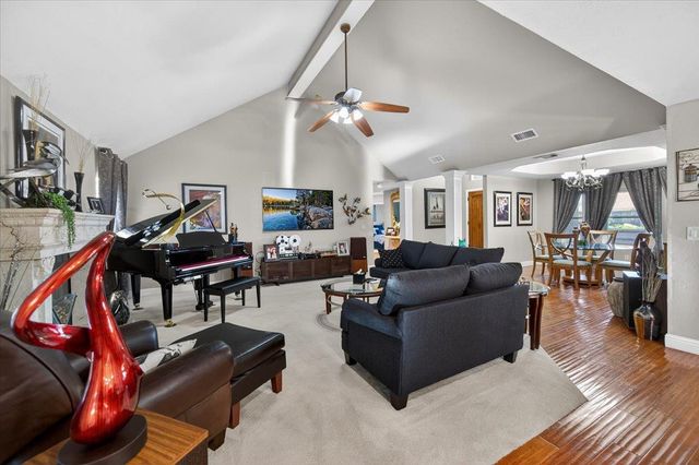 1425 E Decatur Avenue, Fresno, CA 93720