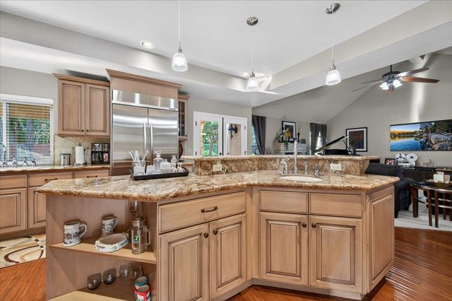 1425 E Decatur Avenue, Fresno, CA 93720