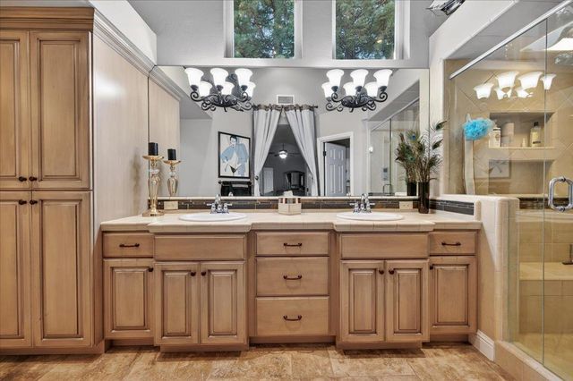 1425 E Decatur Avenue, Fresno, CA 93720