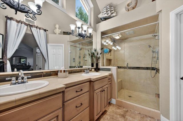 1425 E Decatur Avenue, Fresno, CA 93720