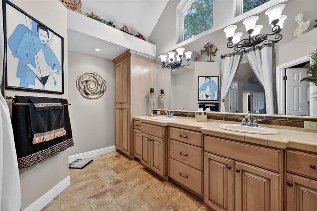 1425 E Decatur Avenue, Fresno, CA 93720