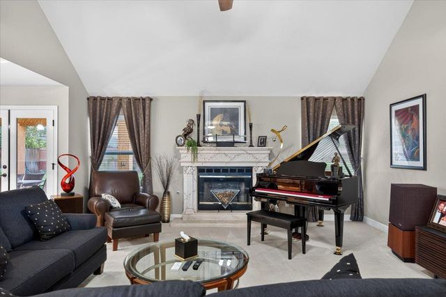 1425 E Decatur Avenue, Fresno, CA 93720