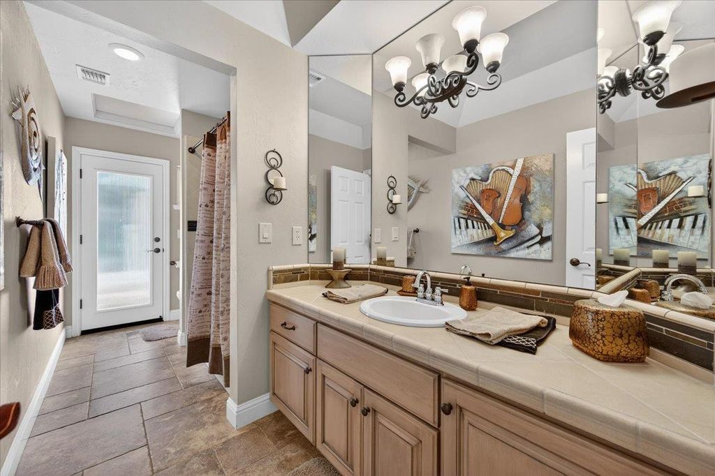 Image 28 of property listing at 1425 E Decatur Avenue, Fresno, CA 93720