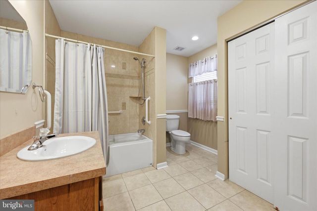 9342 CAMPUS LN, Philadelphia, PA 19114