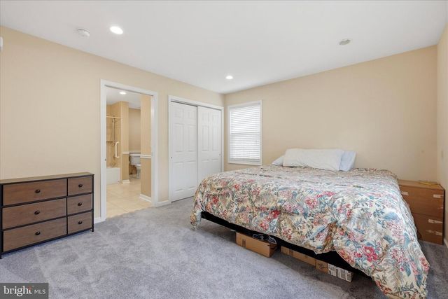 9342 CAMPUS LN, Philadelphia, PA 19114