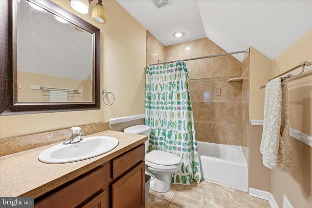 9342 CAMPUS LN, Philadelphia, PA 19114