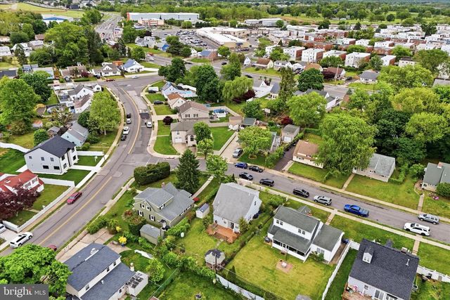 9342 CAMPUS LN, Philadelphia, PA 19114