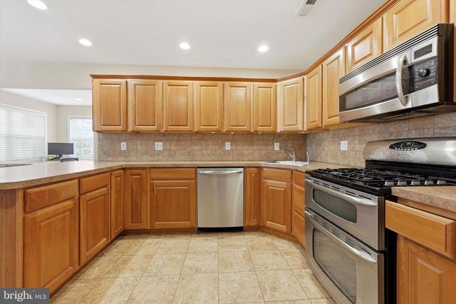 9342 CAMPUS LN, Philadelphia, PA 19114