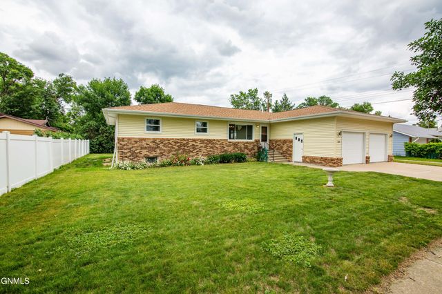 208 4th Street NW, Hazen, ND 58545 property photo