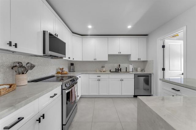 9250 SW 44th St, Miami, FL 33165