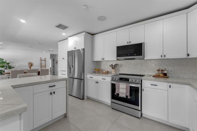 9250 SW 44th St, Miami, FL 33165