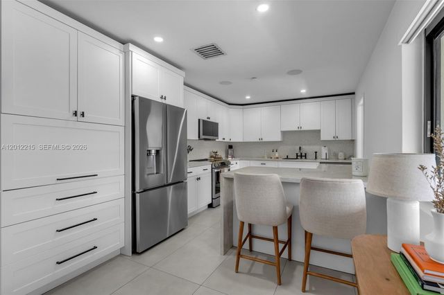 9250 SW 44th St, Miami, FL 33165