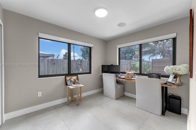 9250 SW 44th St, Miami, FL 33165